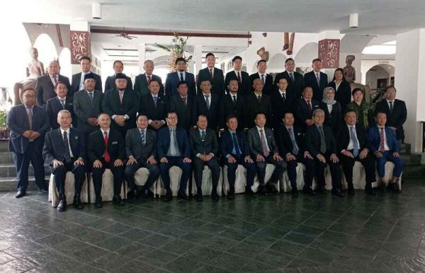 新届市议员与嘉宾在宣誓就职礼成后合影。