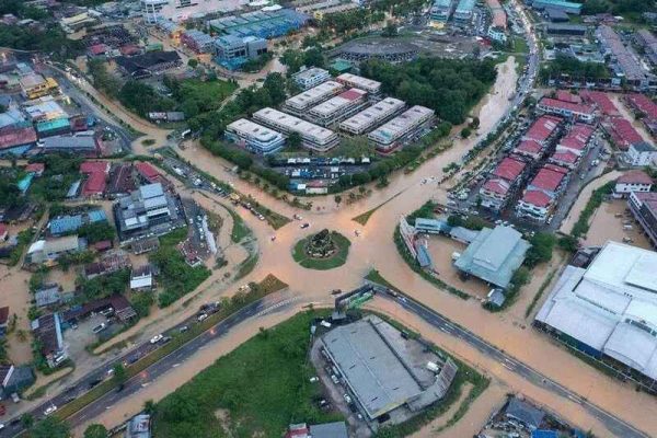 虽然已经停雨,兵南邦水灾地区周二早上积水未退。(网络图)