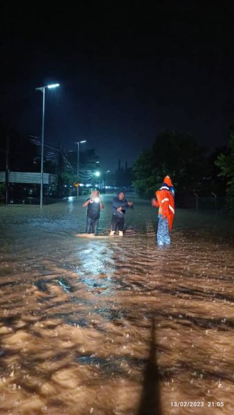 民防部队队员漏夜疏散灾民。（沙巴天灾管理委员会提供） 
