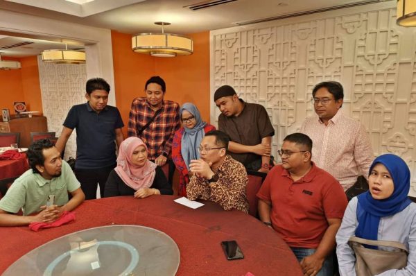 聶納茲米(前排右三)與吉蘭丹媒体俱樂部(Kemudi)進行交流相見歡。(洪維聰攝影)