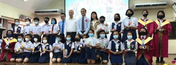 雷远生（后排右七）和刘顺泰（后排右八）与得奖学生合影。