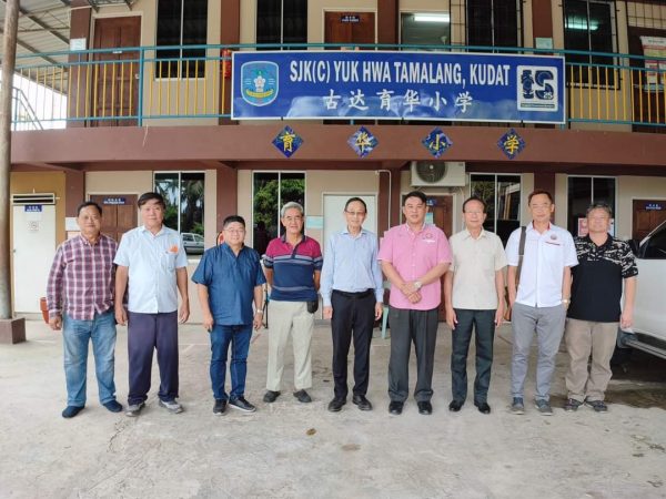 沙巴董联会访问团视察古达育华小学时合影。