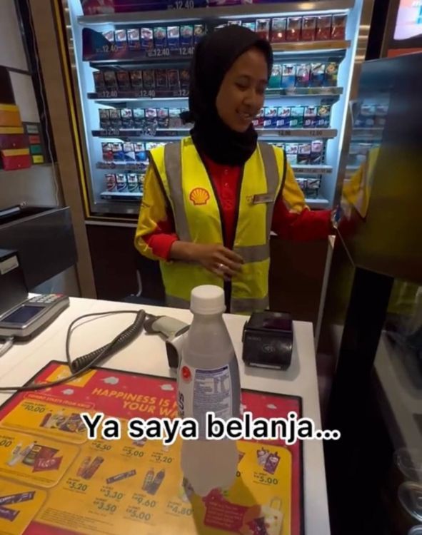 CEO买汽水忘记带钱包 女员工:“我请你喝”赢现金奖