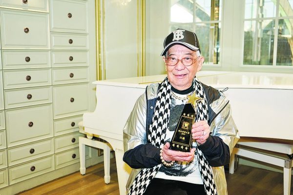 余慕莲获颁杰出演艺大奖 爆哭“以为这一世都不会有奖”