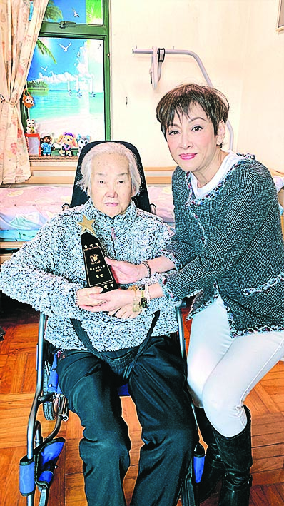 余慕莲获颁杰出演艺大奖 爆哭“以为这一世都不会有奖”