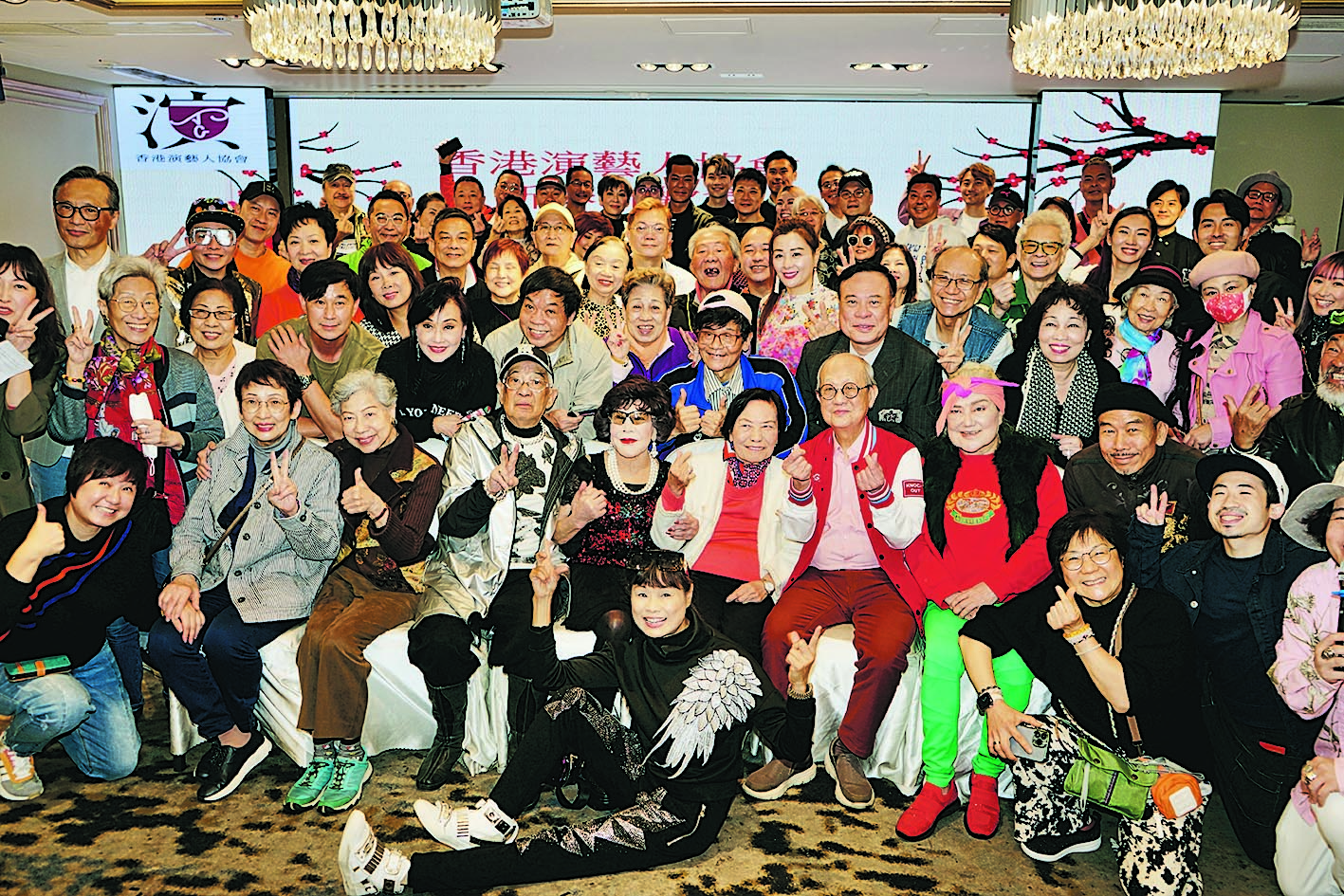 余慕莲获颁杰出演艺大奖 爆哭“以为这一世都不会有奖”