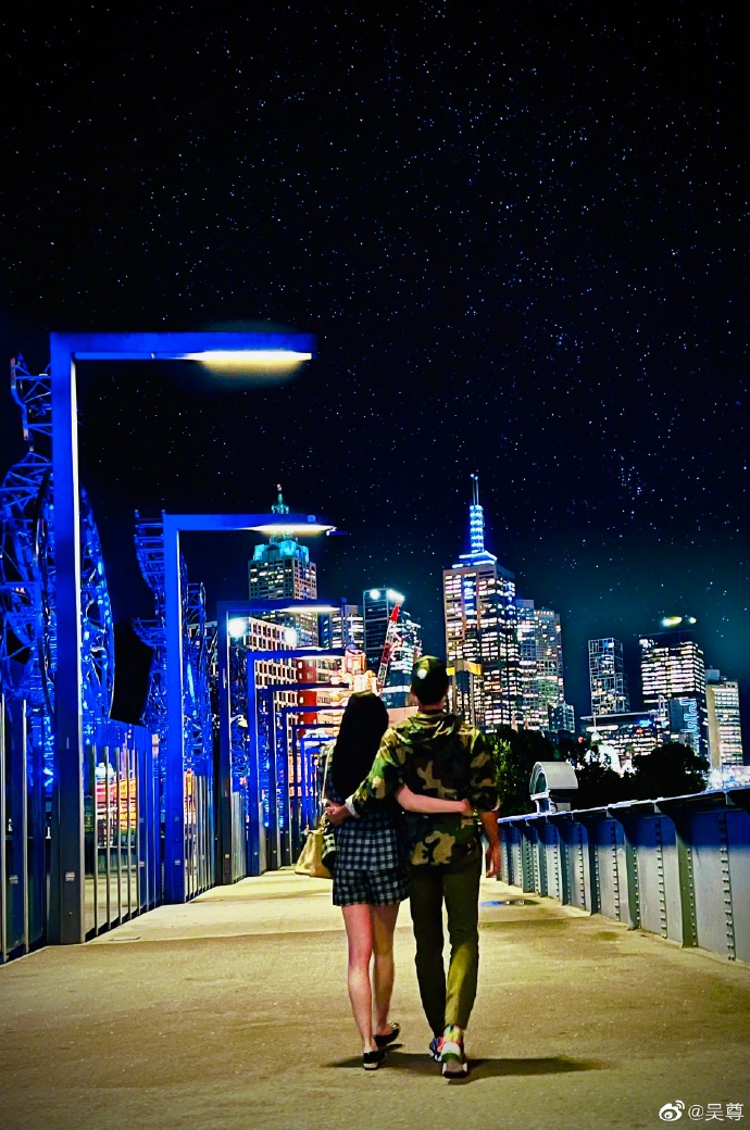 吴尊纪念日晒亲吻老婆照放闪 一句“原谅她”遭吐槽