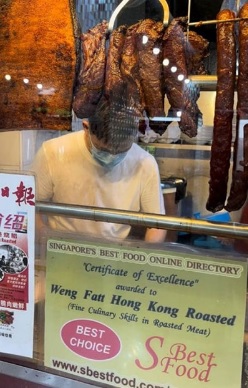 “我不会念女儿读的科系” 以女儿为傲 小贩手机记录专科名