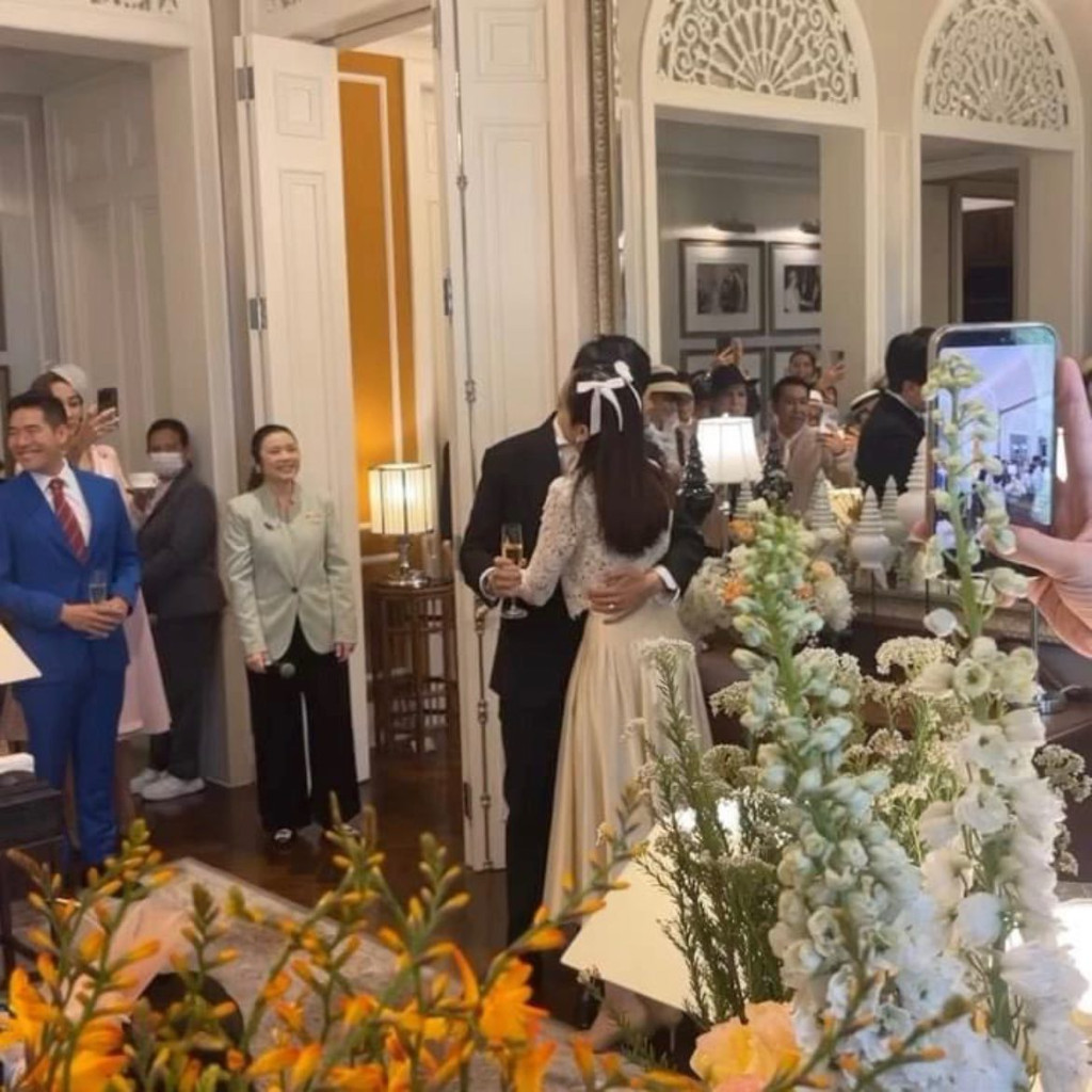 “最美变性人”POYD穿婚纱举行单身派对 富商未婚夫现身激嘴似预演婚礼