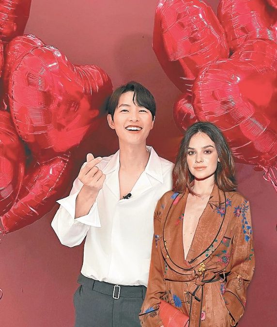 “除了大学都是假的” 宋仲基辟谣老婆有10岁女儿父不详	