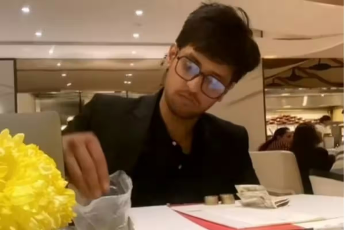 一袋硬币付费高级餐厅 男子:“别为别人期望而活,做自己”