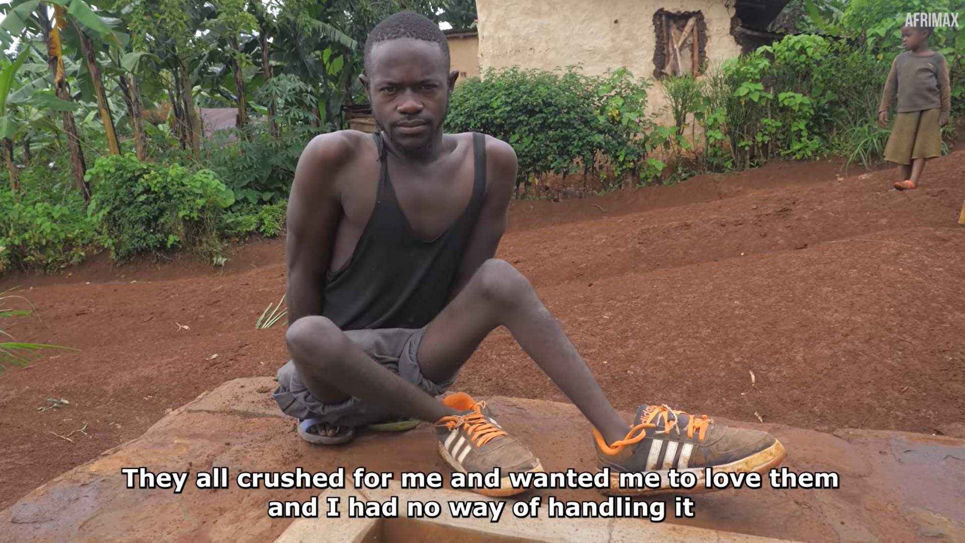 下肢肌肉痿缩只能爬行·男子:“追求者得不到我 下咒害我”