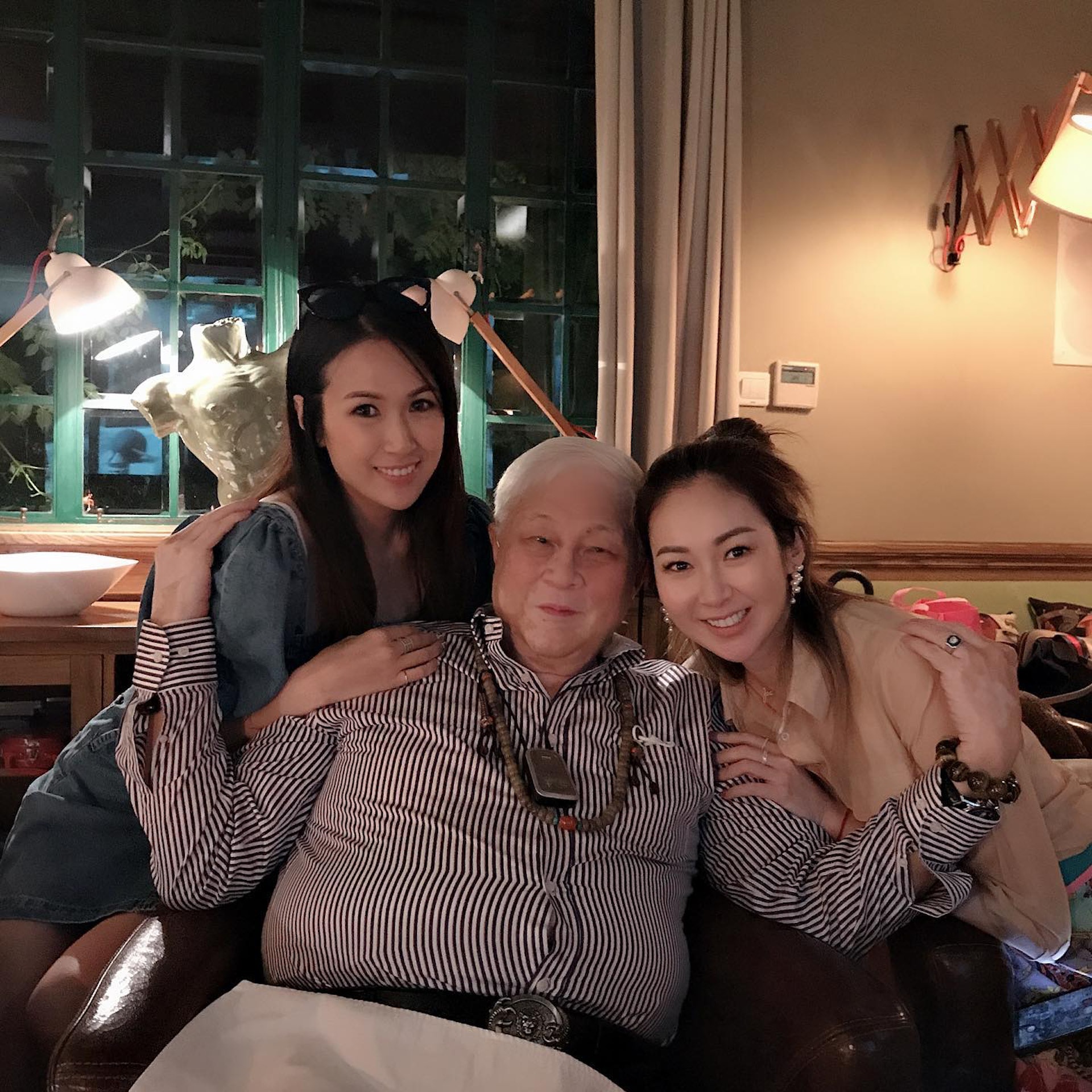 与孪生姐姐同庆36岁 庄思明连切6个蛋糕