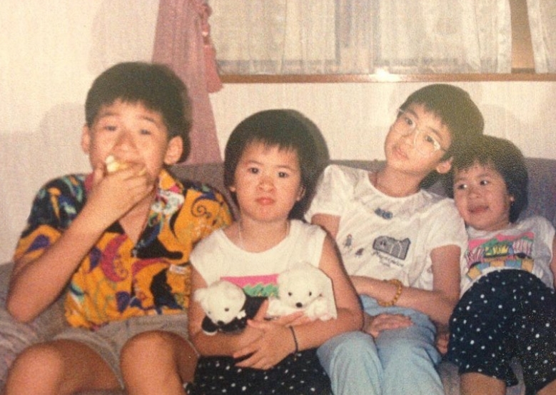 与孪生姐姐同庆36岁 庄思明连切6个蛋糕