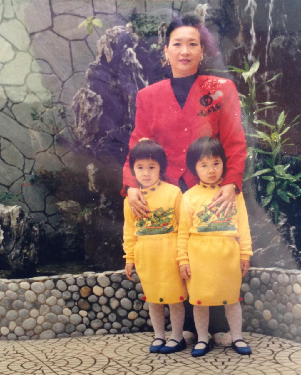 与孪生姐姐同庆36岁 庄思明连切6个蛋糕