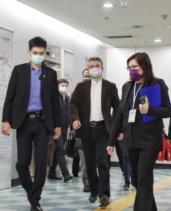 与李骁东会谈中途离席    蒋万安被指刻意避同框 /主