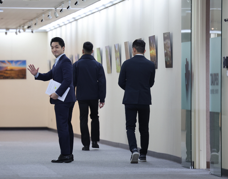 与李骁东会谈中途离席    蒋万安被指刻意避同框 /主