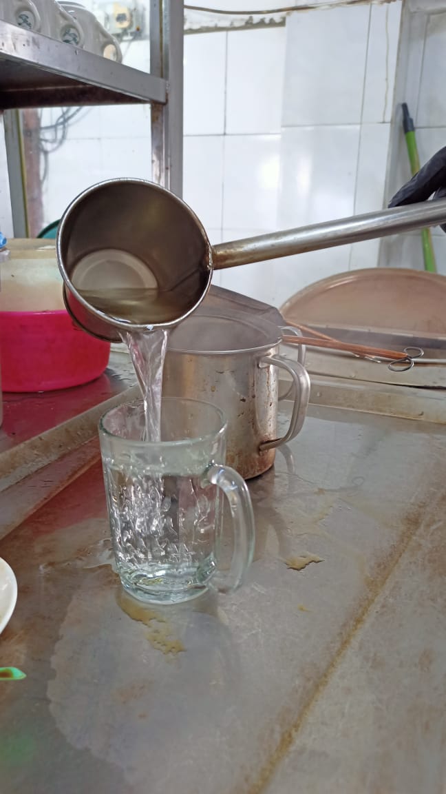 东01:非靠白开水赚钱,业者称白开水售价50仙合理。