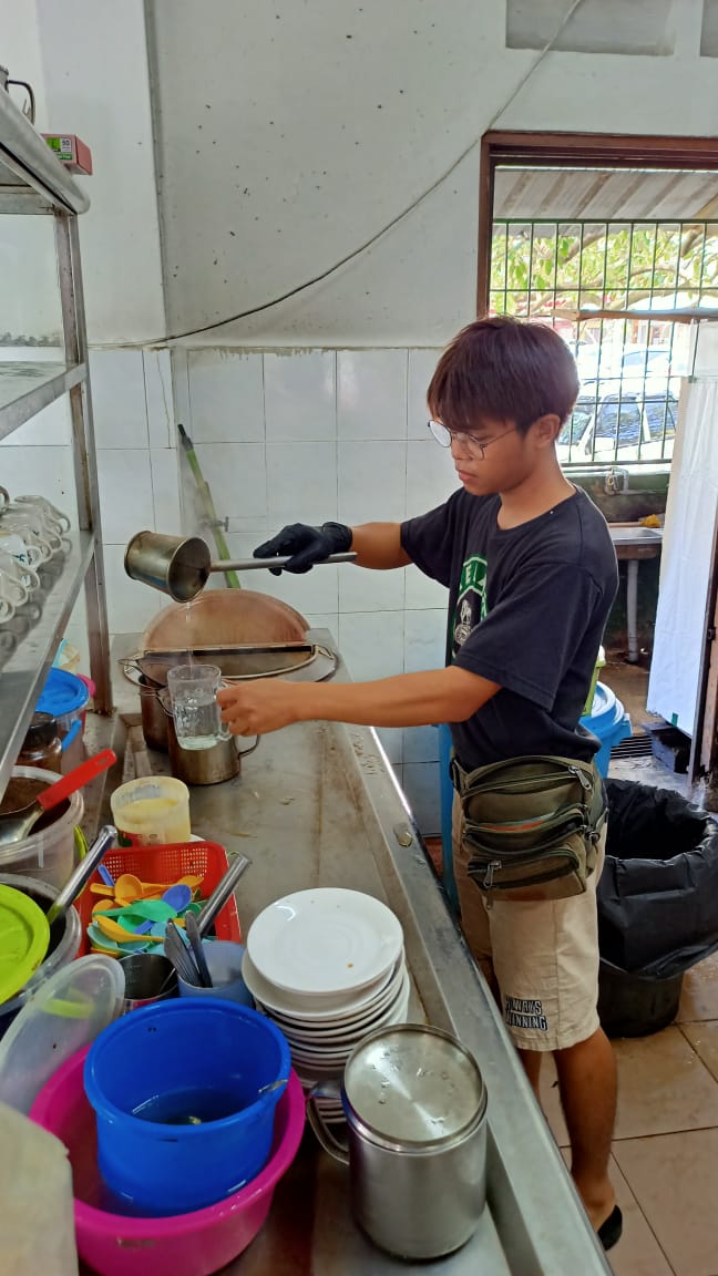 东01:非靠白开水赚钱,业者称白开水售价50仙合理。