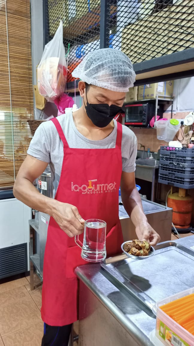 东01:非靠白开水赚钱,业者称白开水售价50仙合理。