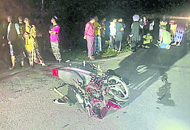 东先下:丹州瓜拉吉赖甘榜本柏里央发生一宗死亡车祸,1辆摩托车撞上1辆轿车,19岁的摩托车骑士当场丧生。