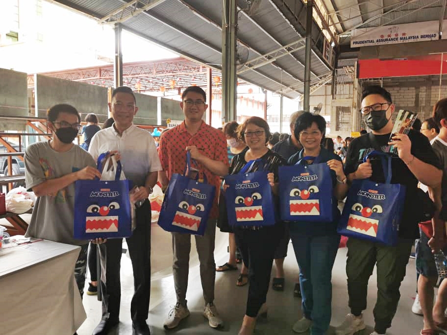 东封底:哥打峇鲁中正学校董事长拿督黄保俊表示,该校原本会获得政府拨款作为维修费,惟最后一分锺没发出。他直指,这是政治因素所然。