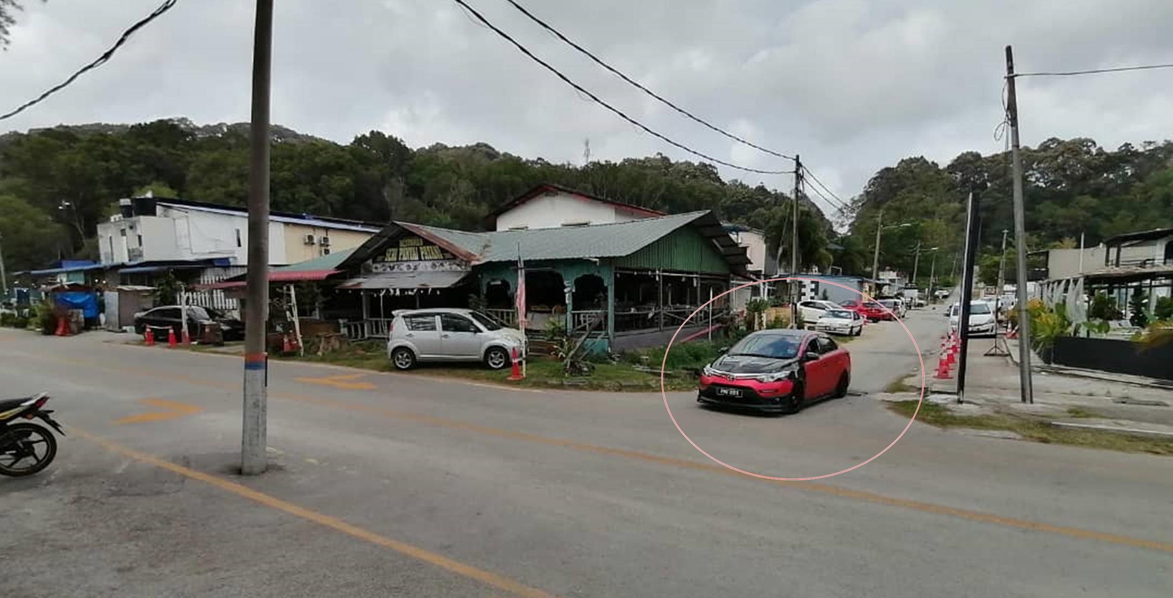 东封面:直落尖不辣改单向道指示不明确,民众感混淆、车辆逆向行驶。