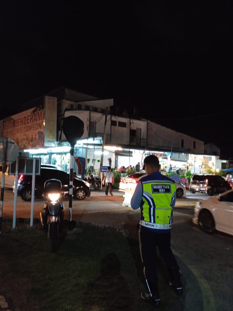 东封面:直落尖不辣改单向道指示不明确,民众感混淆、车辆逆向行驶。