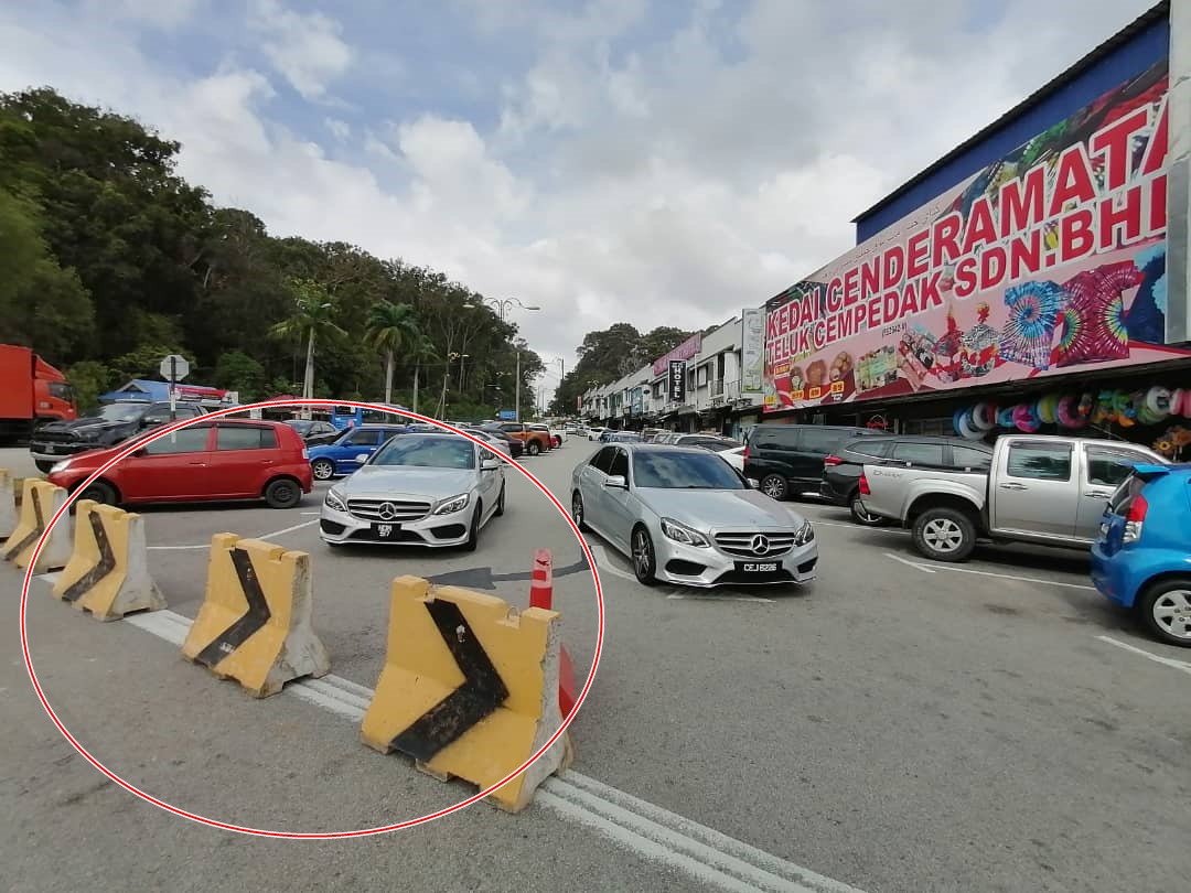 东封面:直落尖不辣改单向道指示不明确,民众感混淆、车辆逆向行驶。