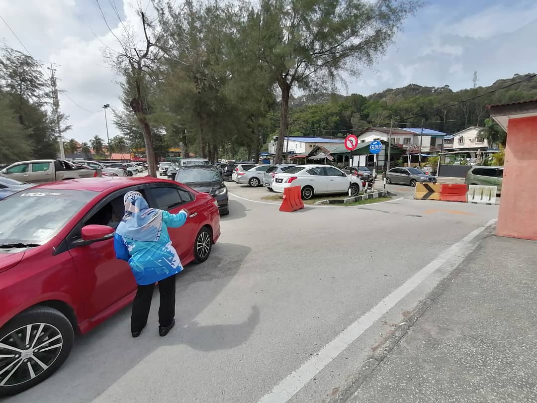 东封面:直落尖不辣改单向道指示不明确,民众感混淆、车辆逆向行驶。