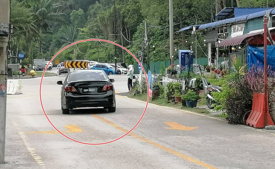 东封面:直落尖不辣改单向道指示不明确,民众感混淆、车辆逆向行驶。