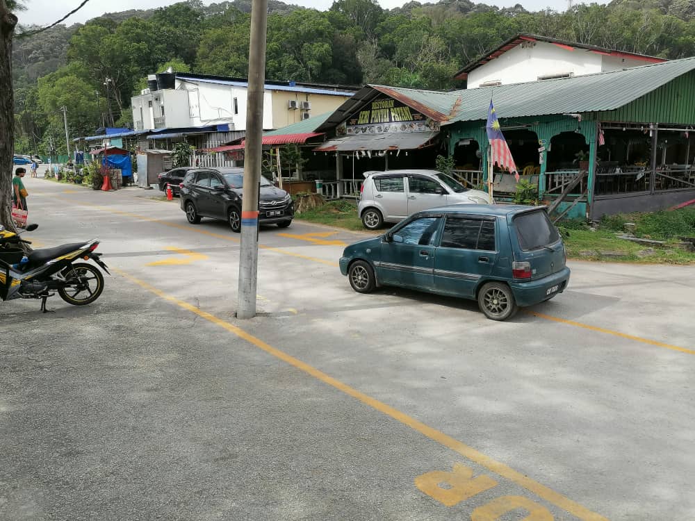 东封面:直落尖不辣改单向道指示不明确,民众感混淆、车辆逆向行驶。