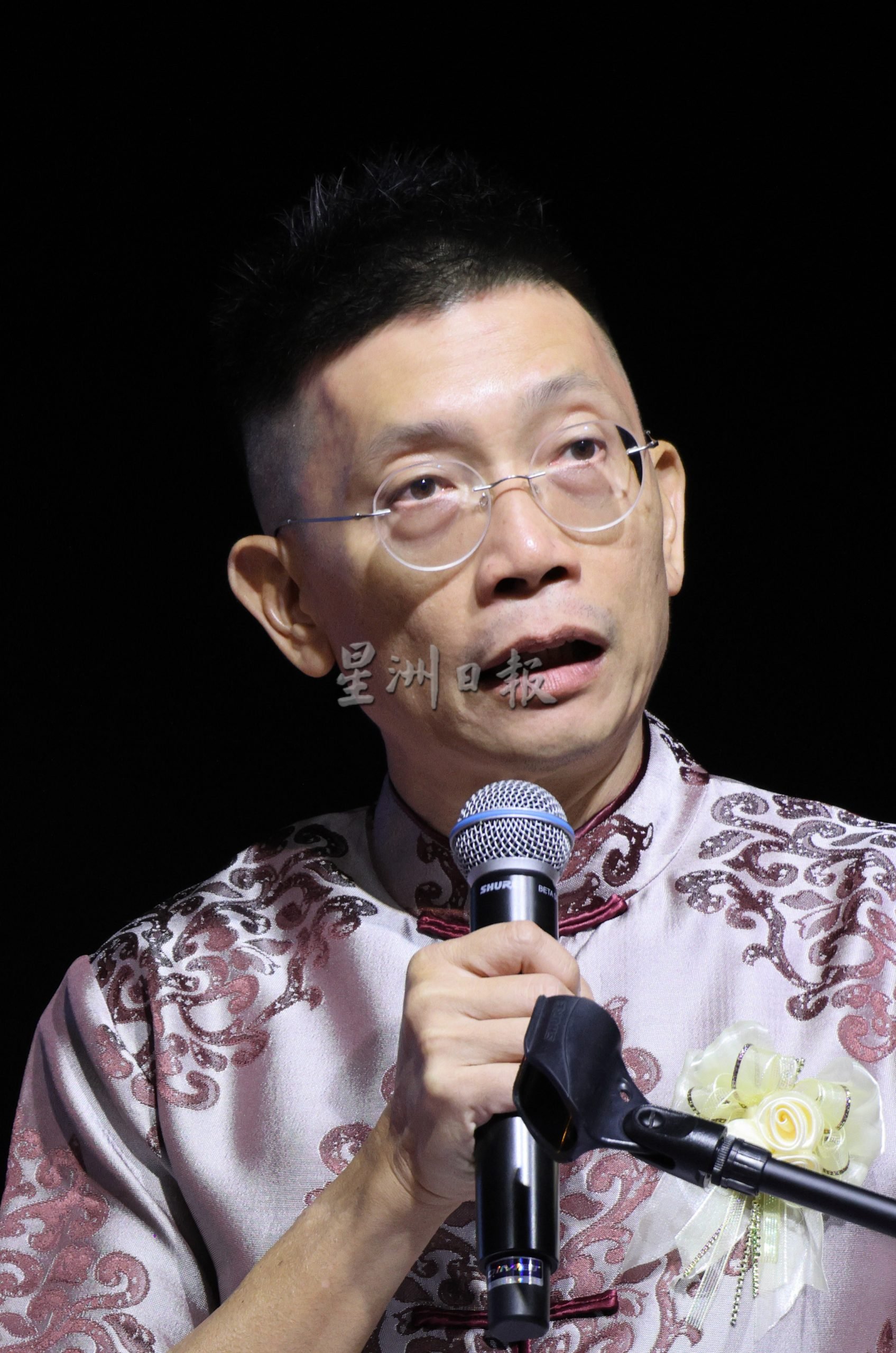 东:星洲日报企业公关及业务促进总经理陈金泉指出，马来西亚华社是由华文教育、华文报、华团和华商这四大支柱所组成的。