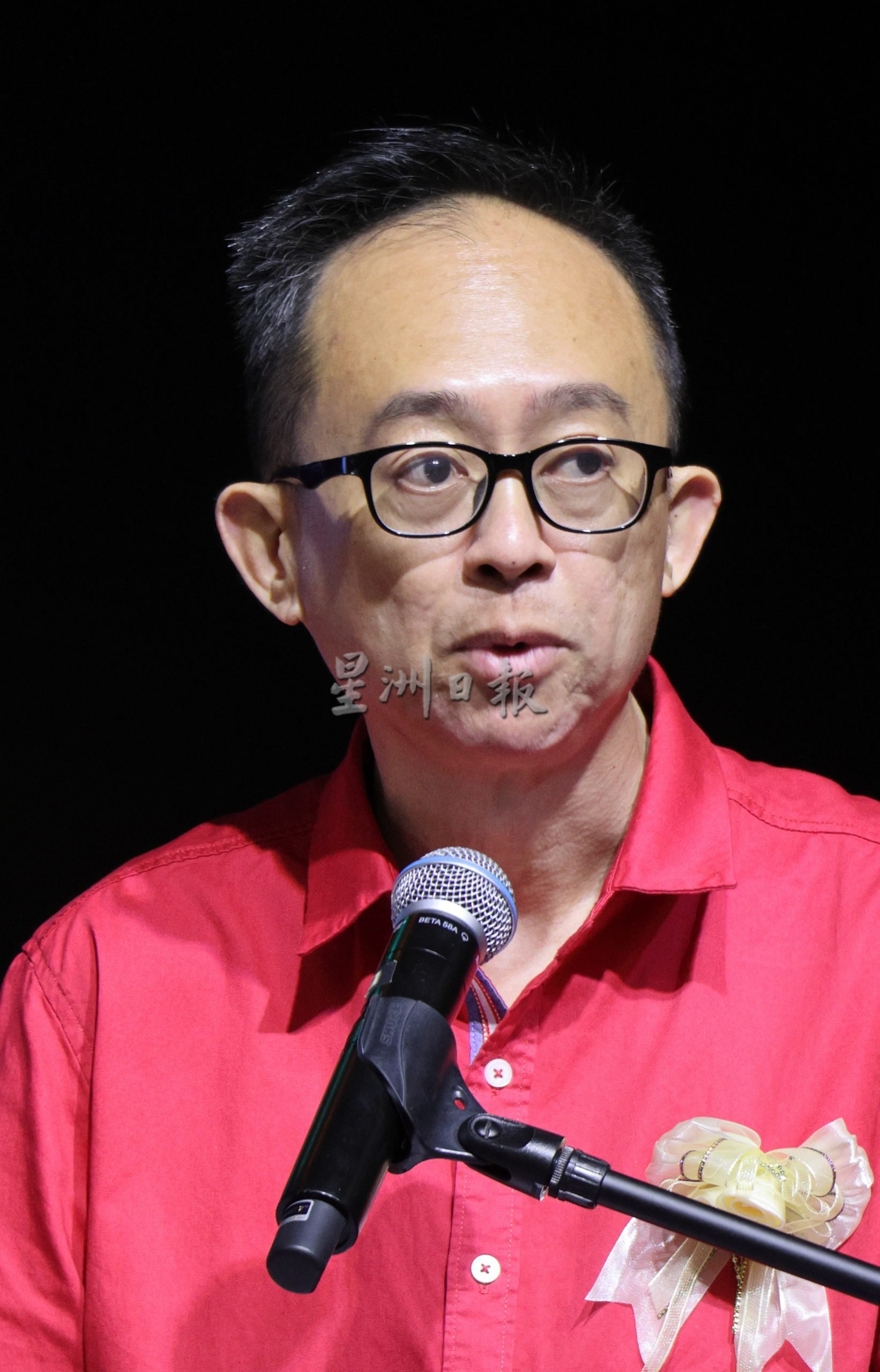 东:星洲日报企业公关及业务促进总经理陈金泉指出，马来西亚华社是由华文教育、华文报、华团和华商这四大支柱所组成的。