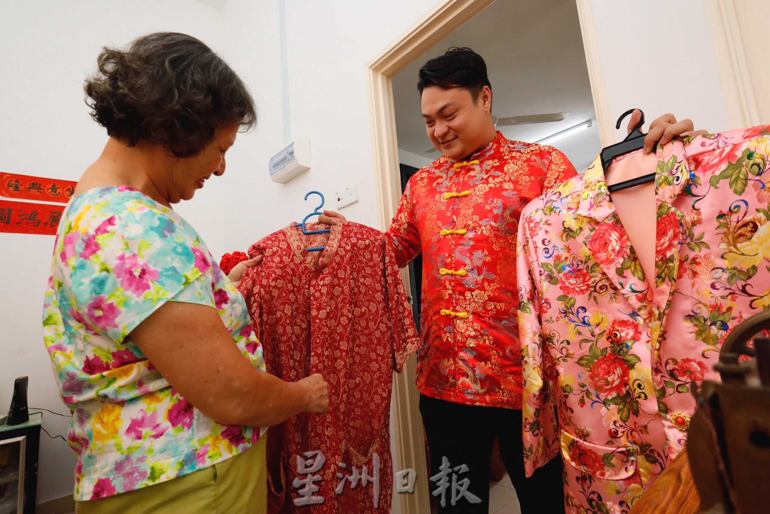 东: “大妗哥”扮财神爷到安老院派红包。