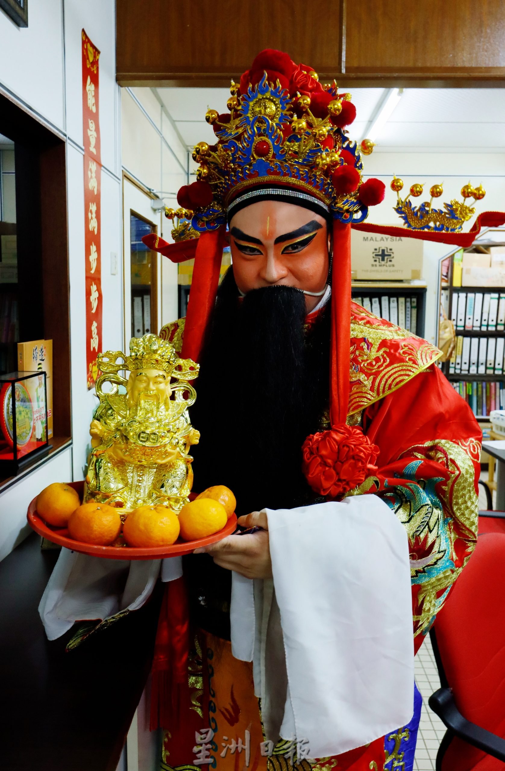 东: “大妗哥”扮财神爷到安老院派红包。