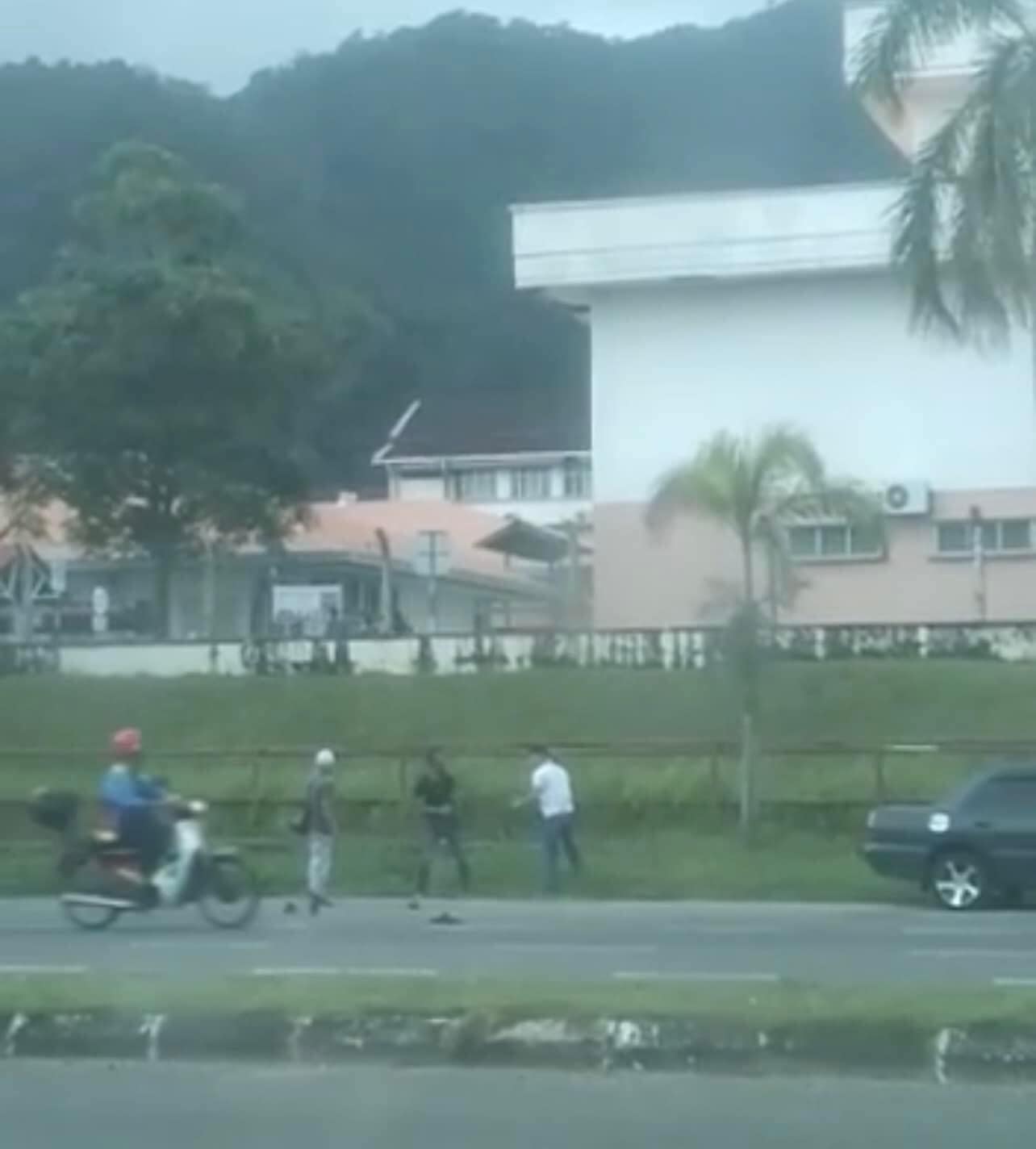 3名男子因行车纠纷而在路边大打出手,警方接获投报后开档调查此案。