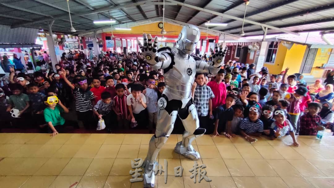 东:《东游记》无师自通,关丹退伍军人醉心打造“钢铁侠”战甲!