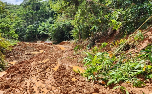 东:丹州话望生县原住民区甘榜卡文(Kampung Gawin)上周五发生土崩,造成该区果比部落大约1000名原住民交通中断。