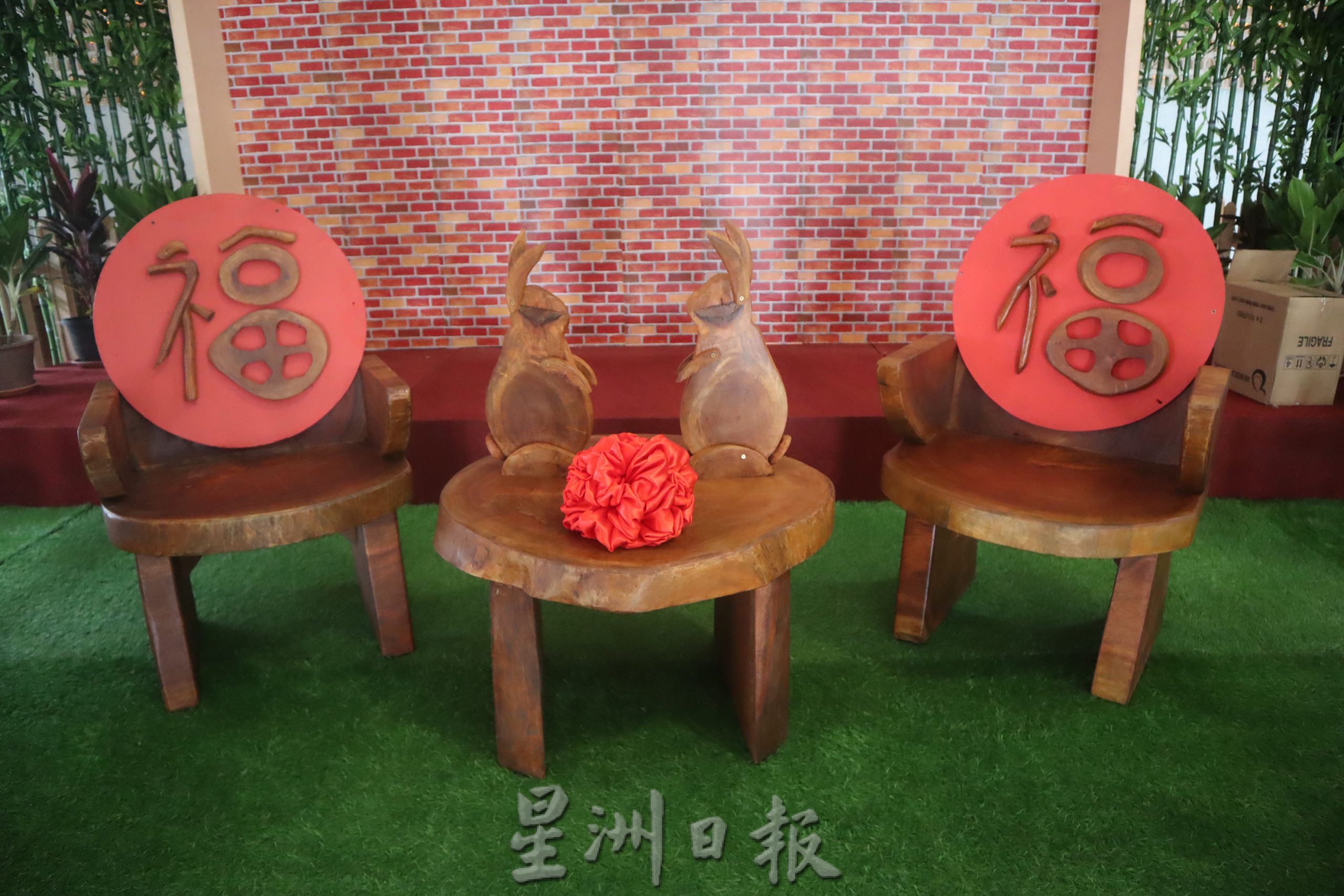 东:为树干赐予新生命,彭佛教会员工自行设计制作,一手一脚包办木制家具。