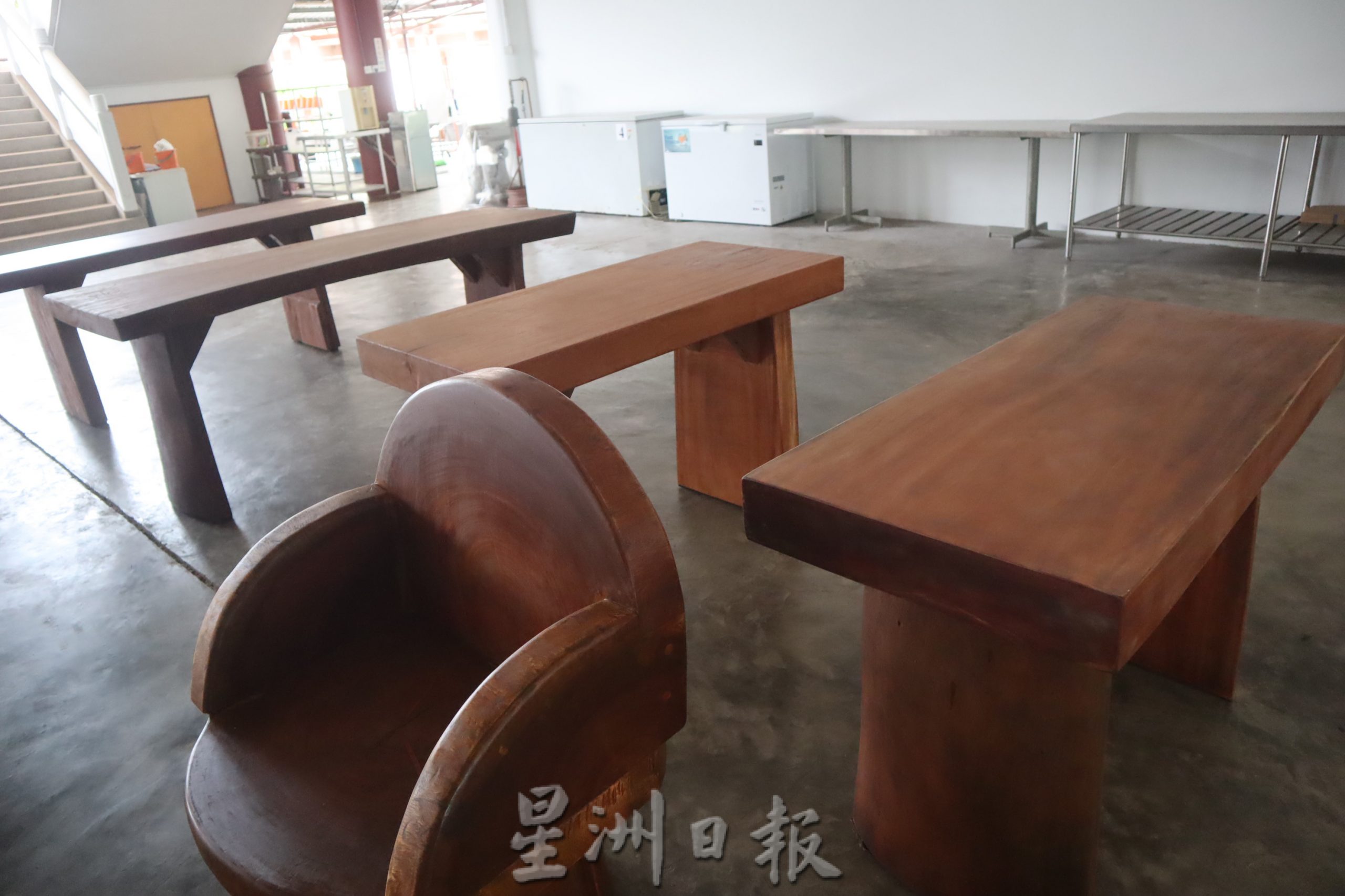 东:为树干赐予新生命,彭佛教会员工自行设计制作,一手一脚包办木制家具。