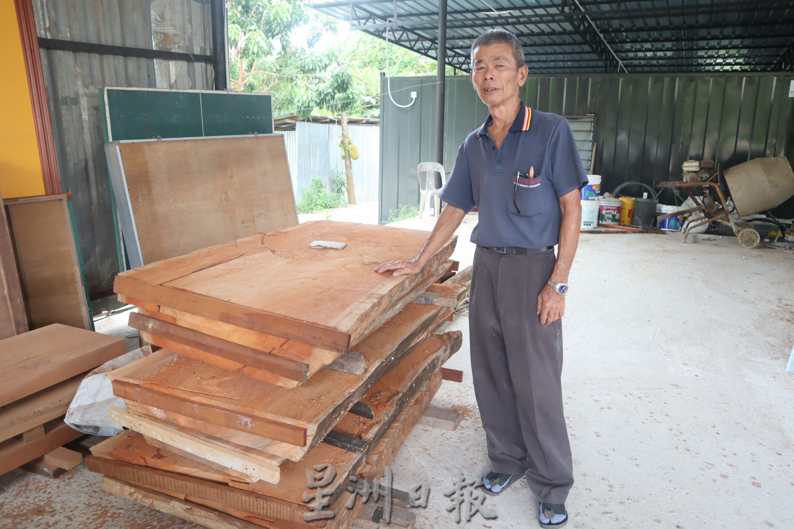 东：为树干赐予新生命，彭佛教会员工自行设计制作，一手一脚包办木制家具。