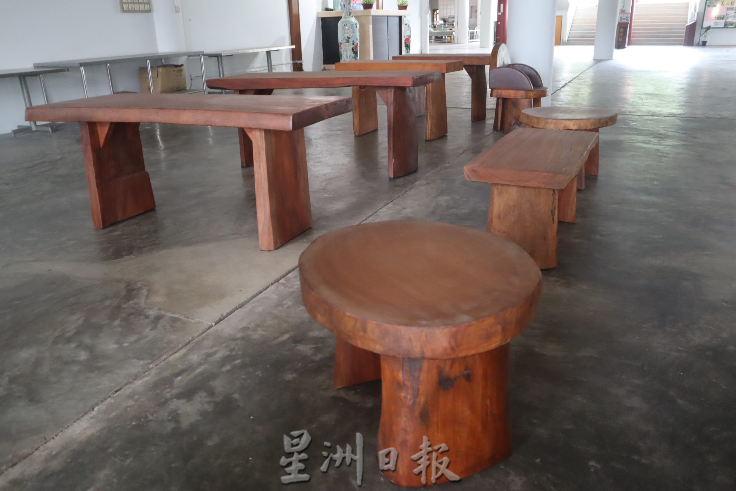 东：为树干赐予新生命，彭佛教会员工自行设计制作，一手一脚包办木制家具。