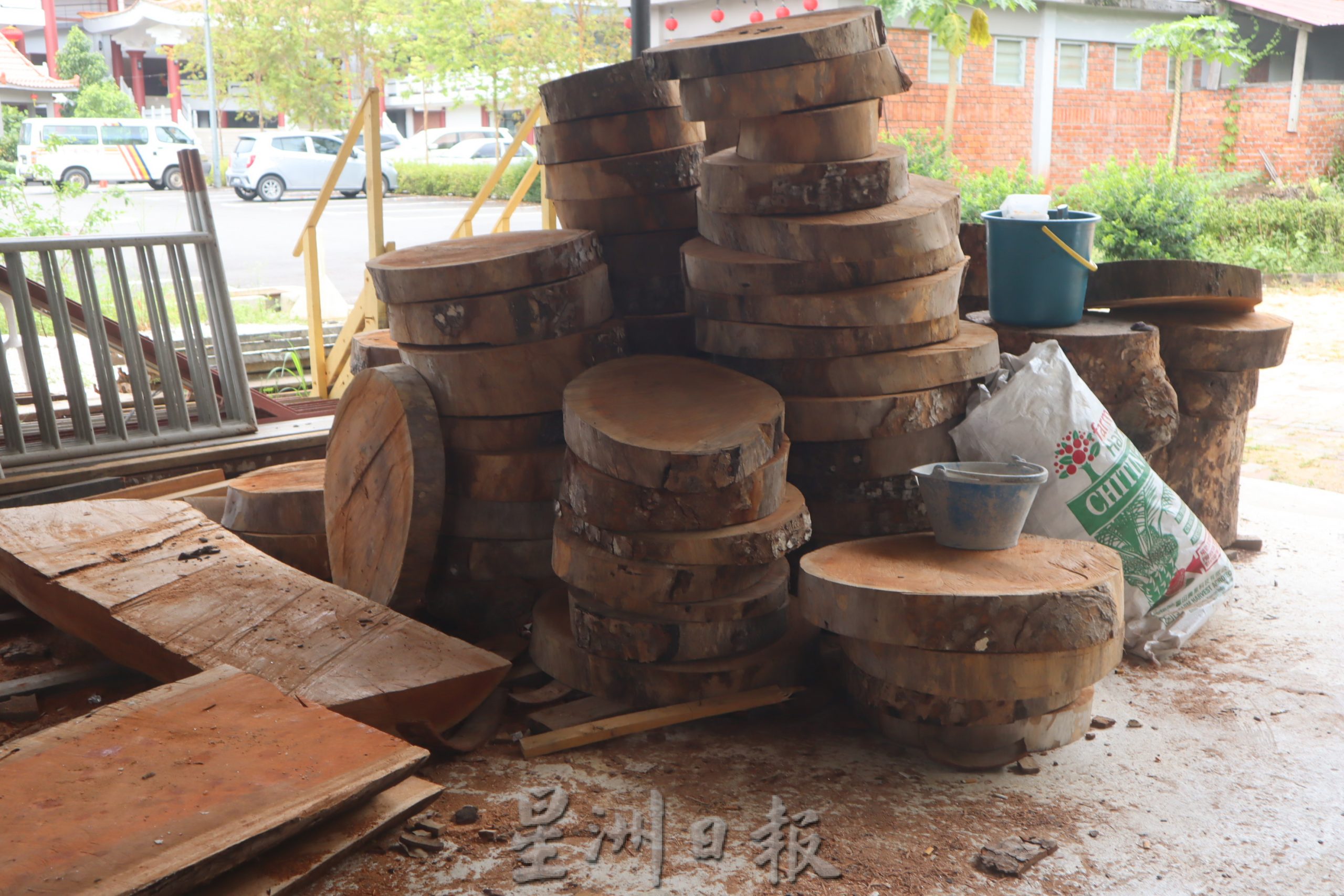 东:为树干赐予新生命,彭佛教会员工自行设计制作,一手一脚包办木制家具。