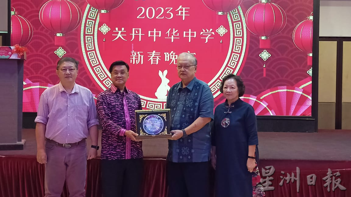 东：关丹中华中学新春晚宴，沈春祥拨款2万令吉。