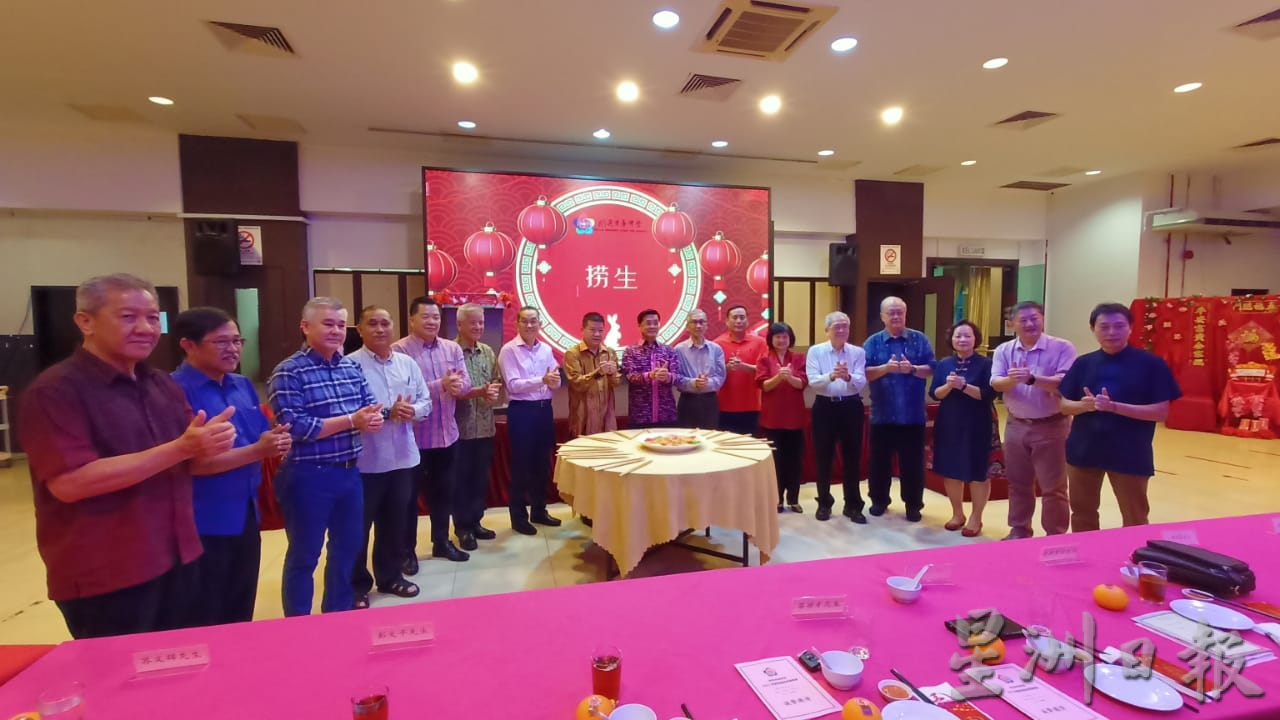 东：关丹中华中学新春晚宴，沈春祥拨款2万令吉。