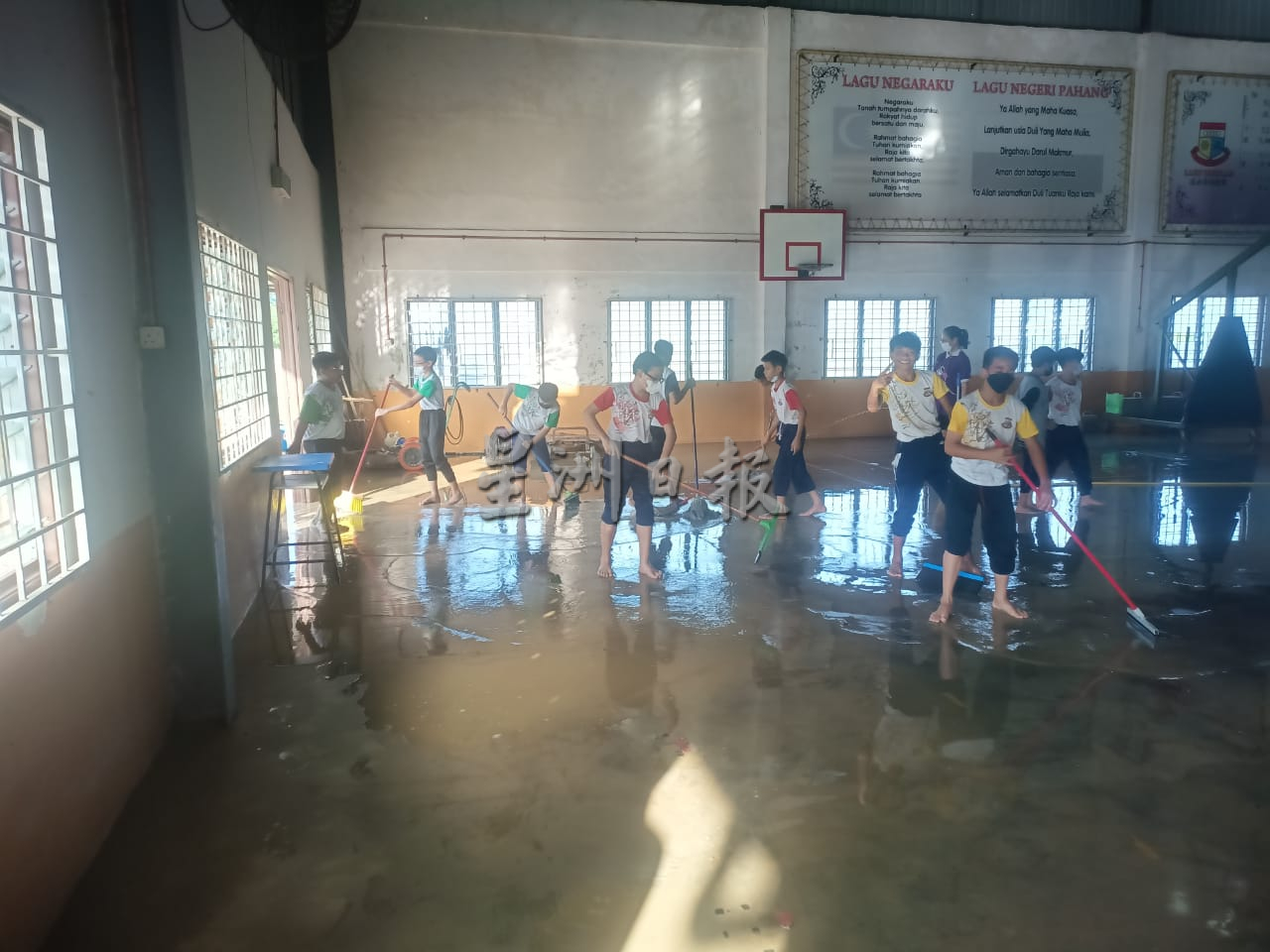 东:关丹达士华小因下雨淹水,导致水淹1呎,120名师生花费4小时为校园进行清理工作,以让小六生可以顺利在周六于淹水的礼堂进行毕业礼。