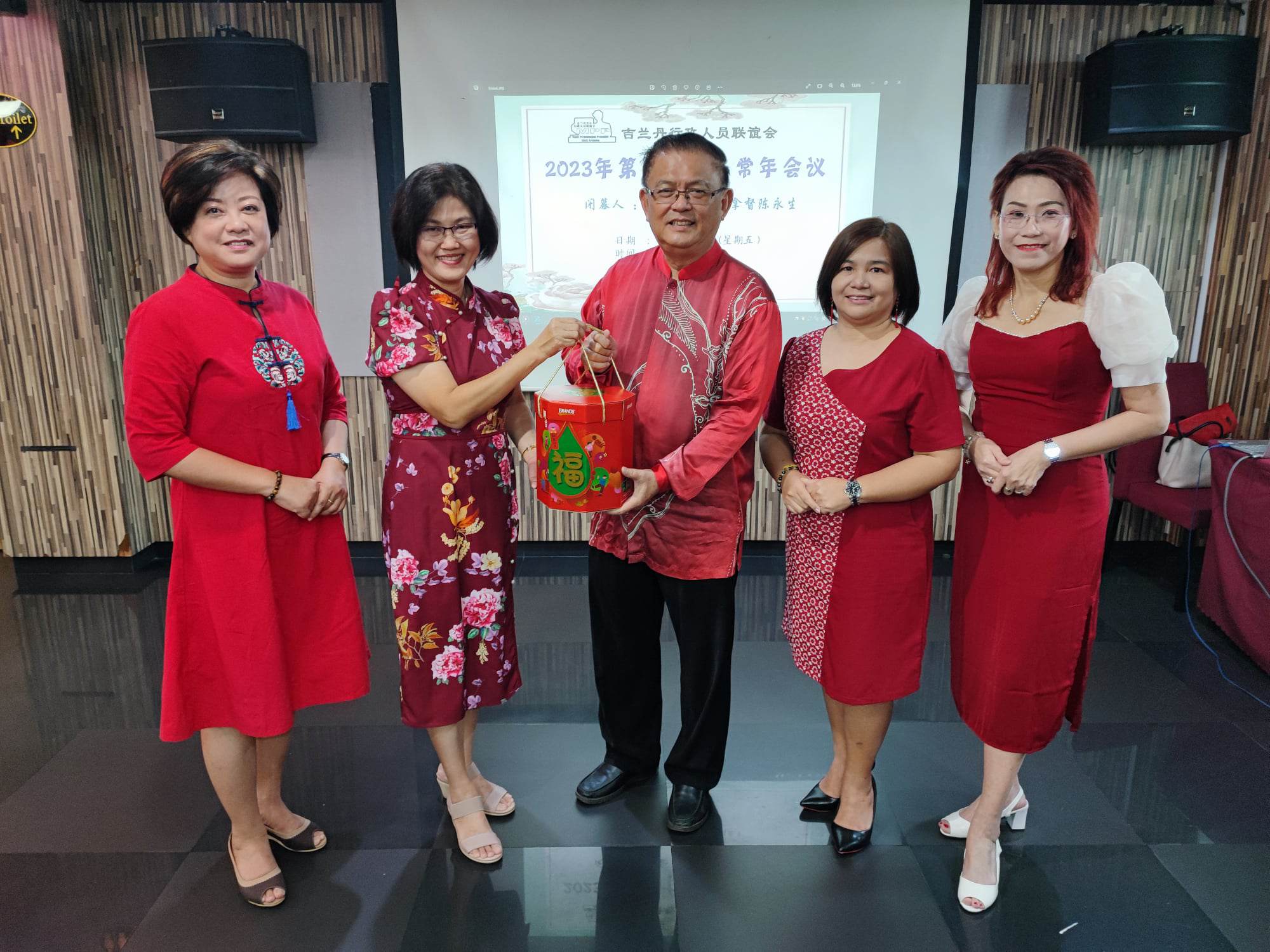 东:吉兰丹行政人员联谊会主席王晓婷校长指出,丹州15所华小虽然属于不同的县教育局,惟60位行政人员之间的关系,感情一路来都很融洽。