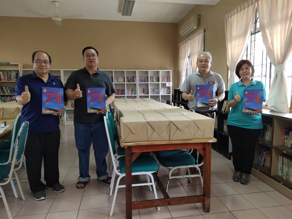 东:吉拉央华小校刊出炉了