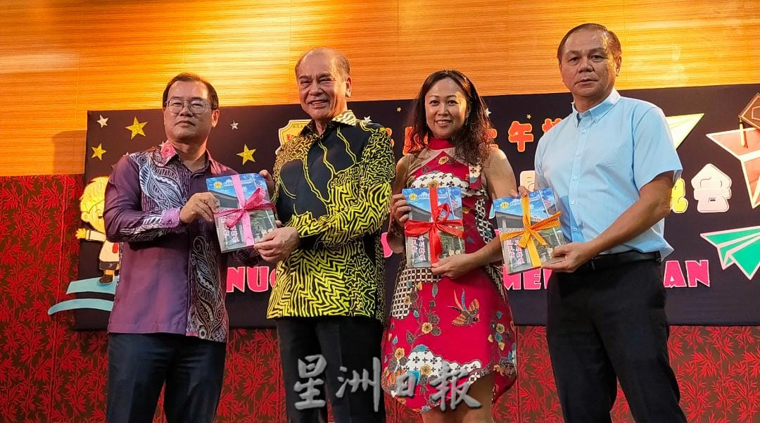 东:启文上午校毕业礼